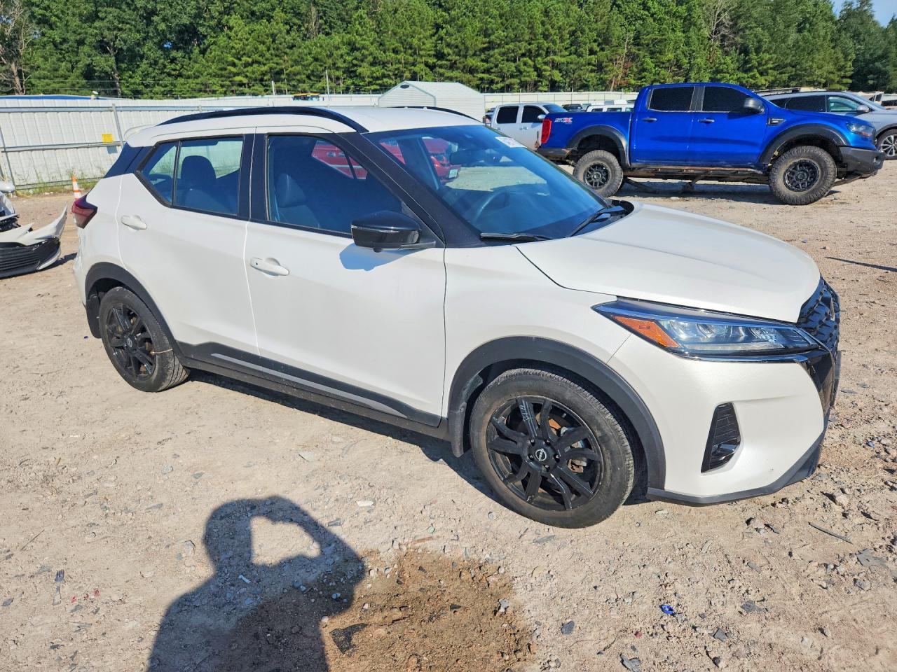 2024 Nissan Kicks Sr - Image 4