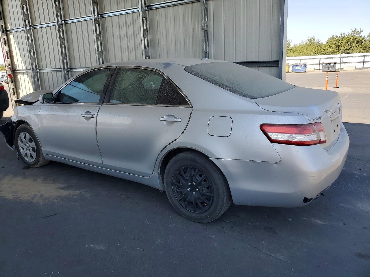 2011 Toyota Camry Le - Фото 2