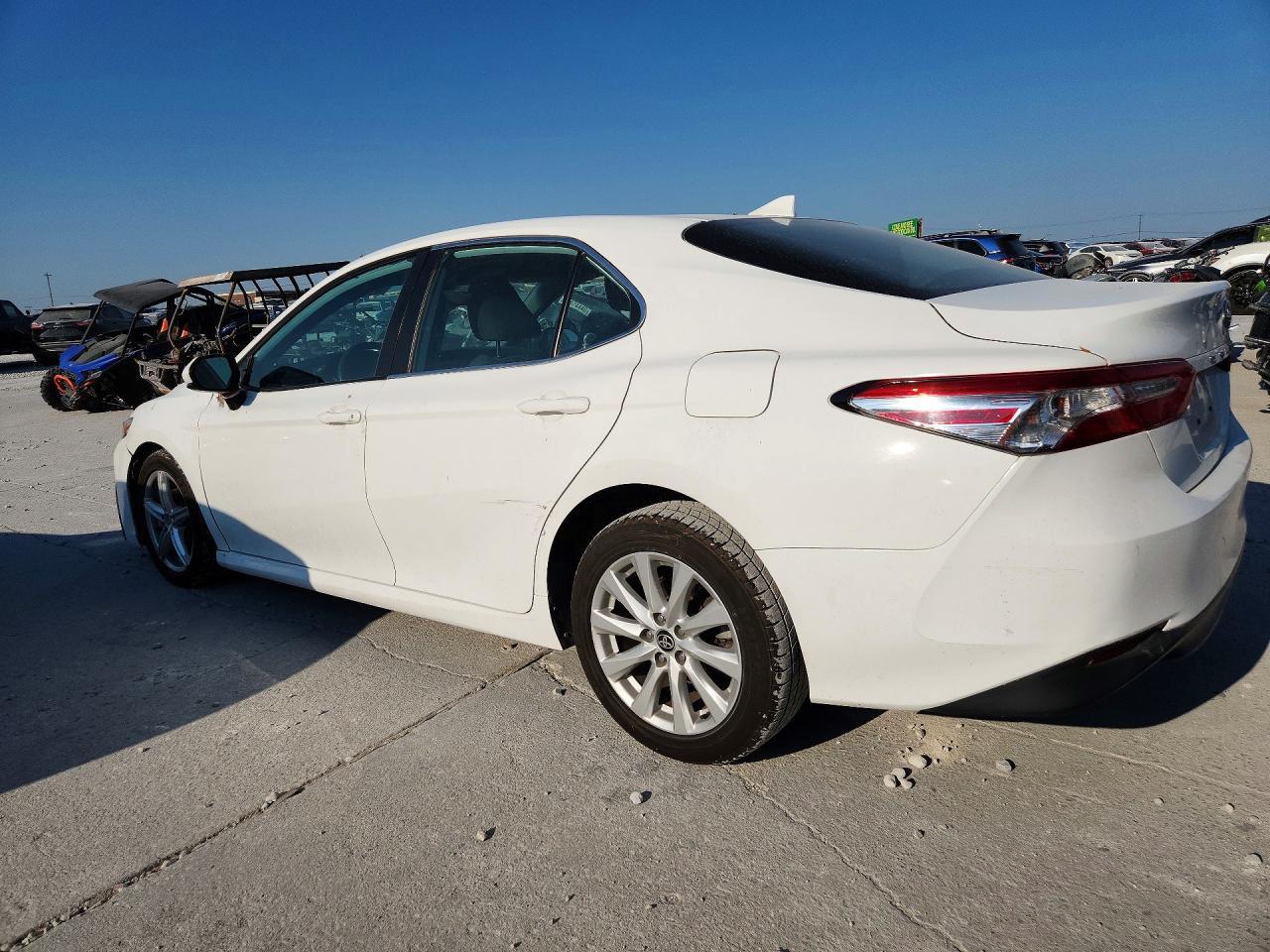 2020 Toyota Camry - Фото 2