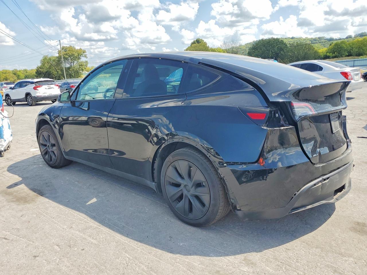 2024 Tesla Model Y - Фото 2