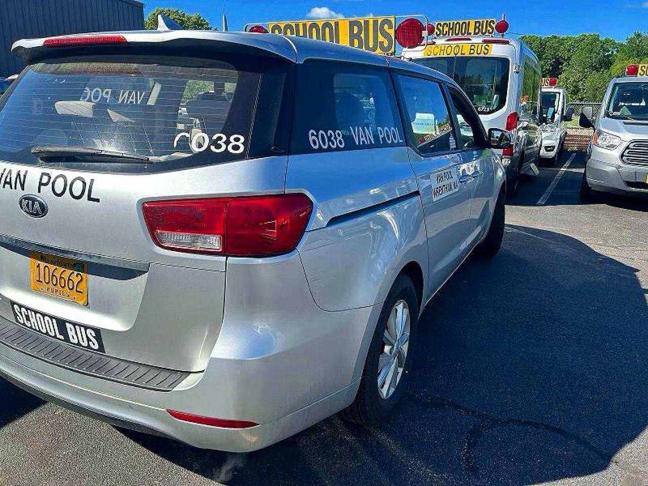2017 Kia Sedona L - Image 4