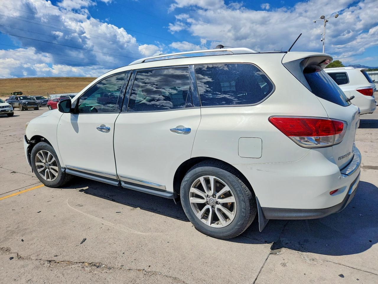 2014 Nissan Pathfinder Sl - Image 2