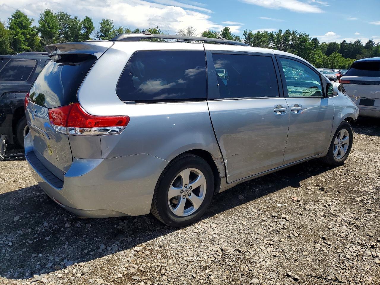 2011 Toyota Sienna Le - Image 3