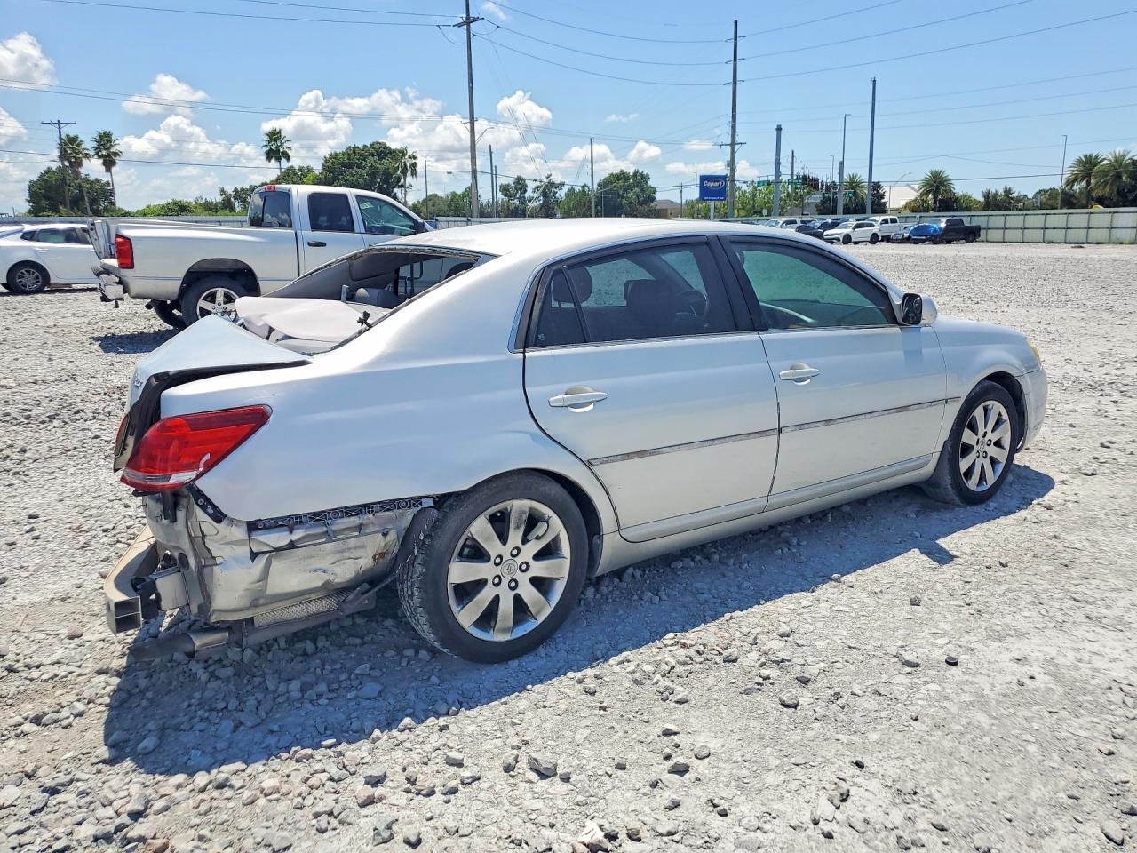 2005 Toyota Avalon Xls - Image 3