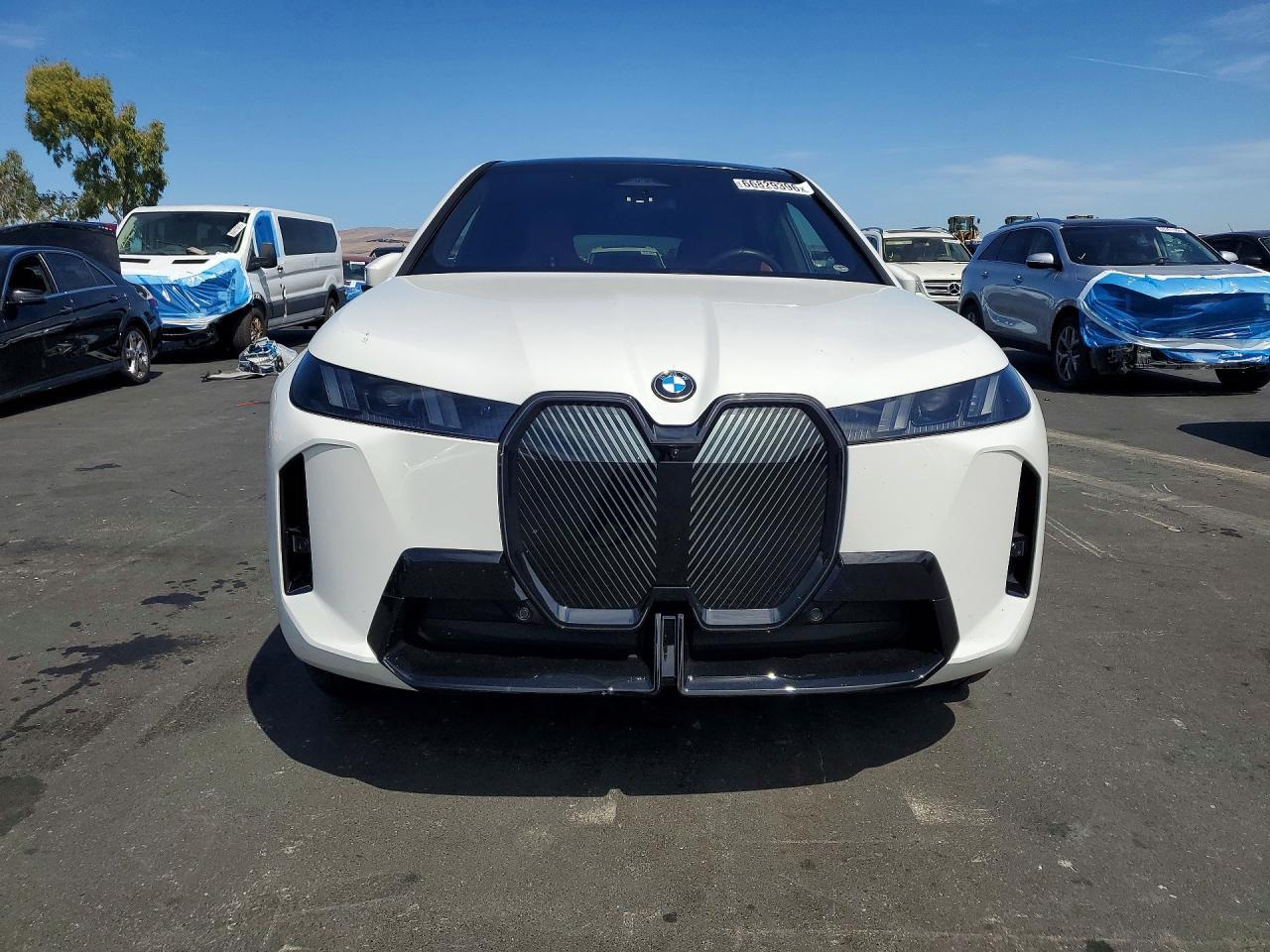2026 BMW Ix xDrive60 - Фото 5