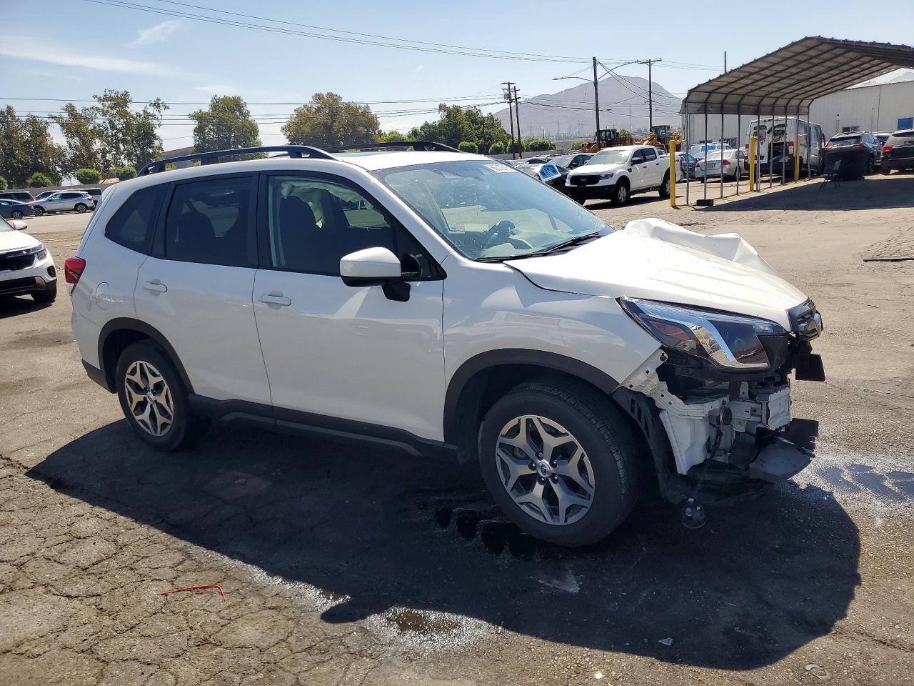 2023 Subaru Forester Premium - Image 4