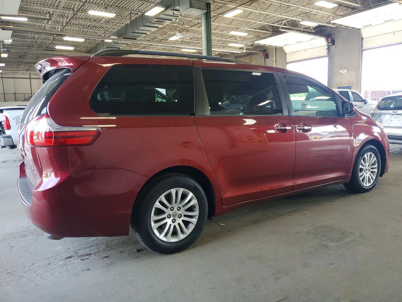 2015 Toyota Sienna Xle 8-Passenger - Фото 3
