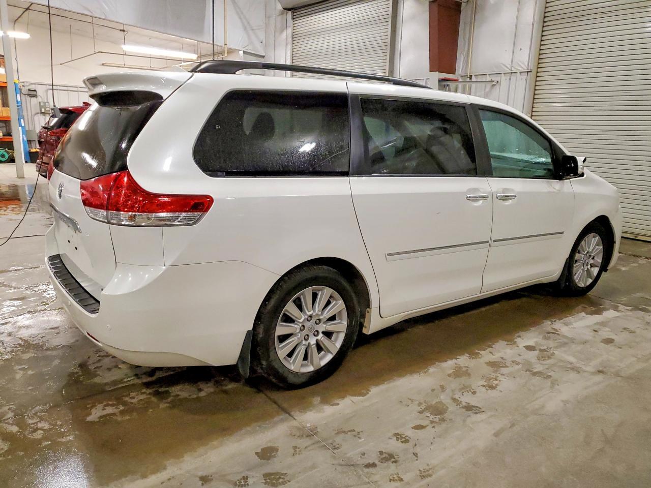 2013 Toyota Sienna Limited 7-Passenger - Фото 3