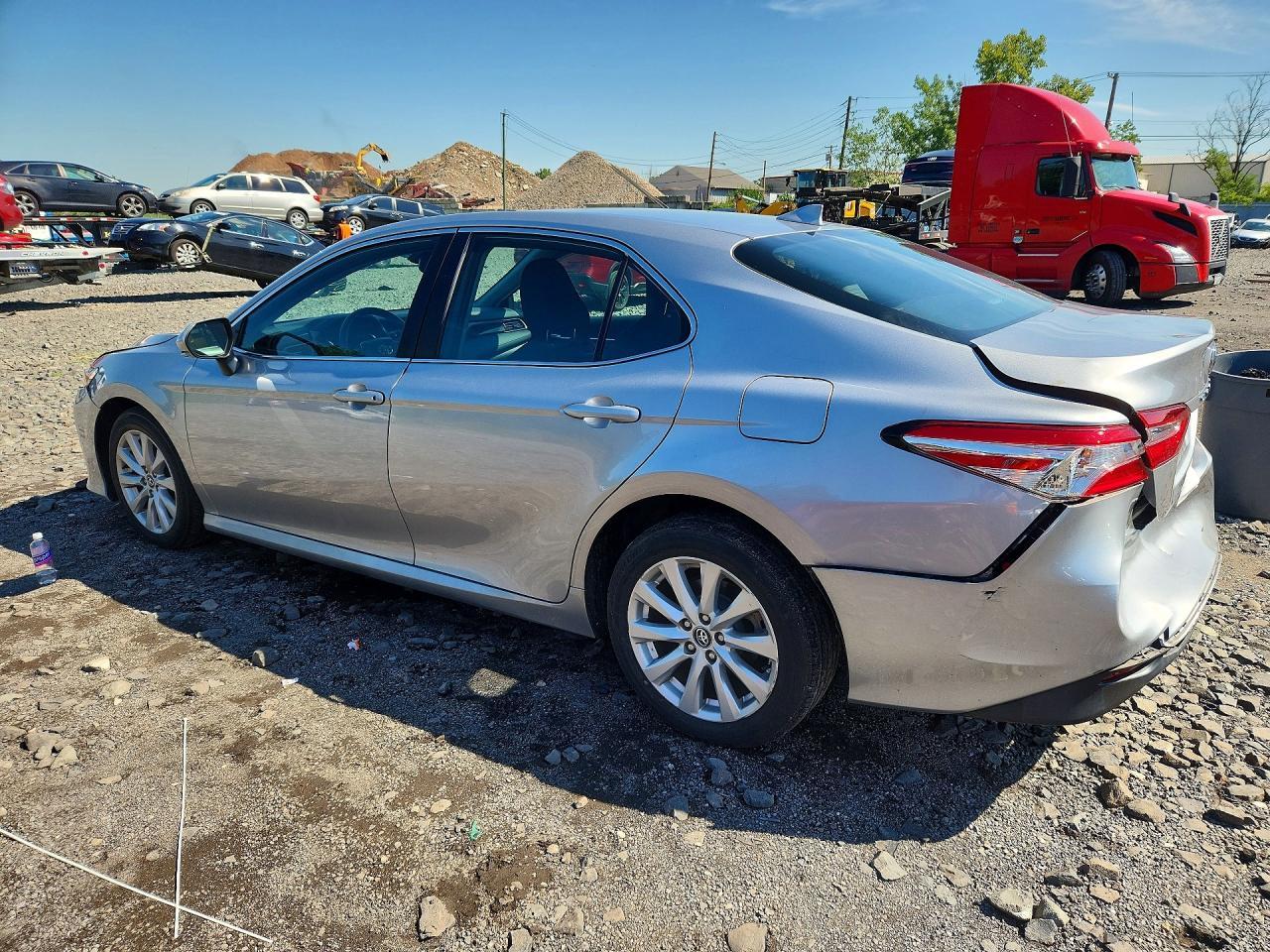 2020 Toyota Camry Le - Фото 2