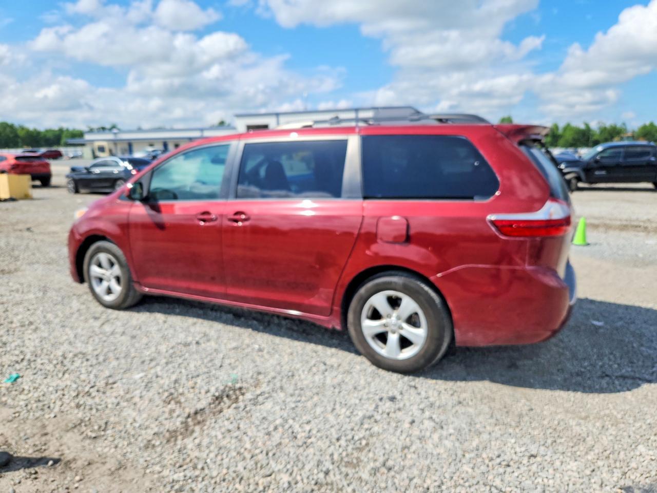 2017 Toyota Sienna Le - Image 2