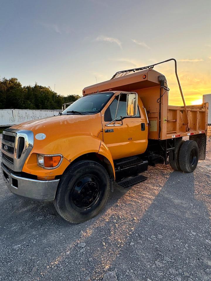 2010 Ford F750 - Фото 2