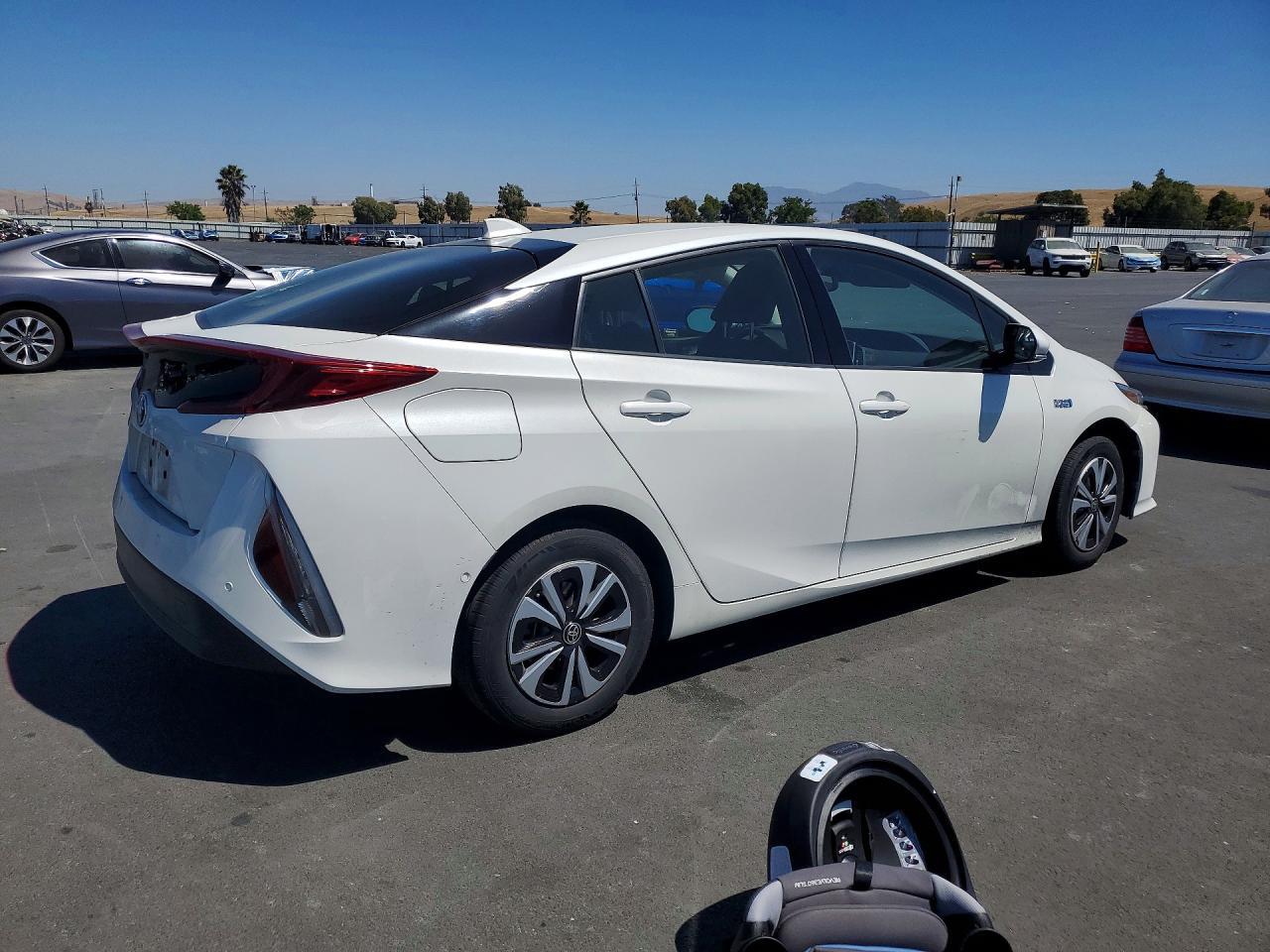 2017 Toyota Prius Prime Advanced - Image 3