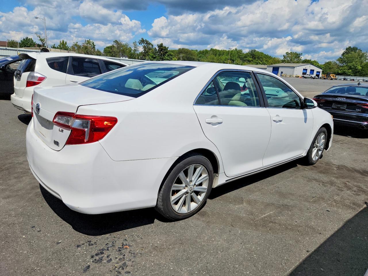 2012 Toyota Camry Hybrid Le - Image 3