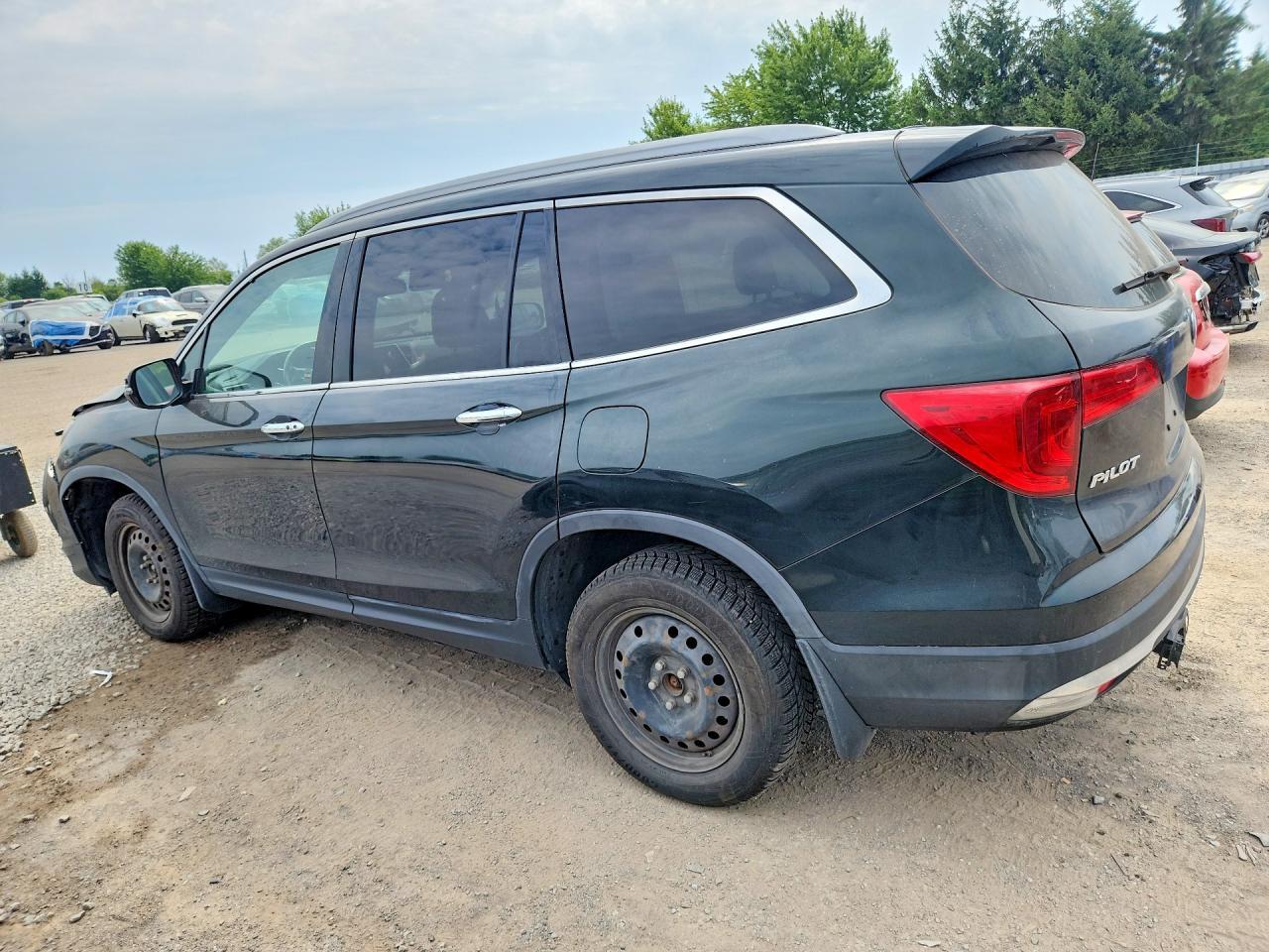 2017 Honda Pilot Touring - Image 2