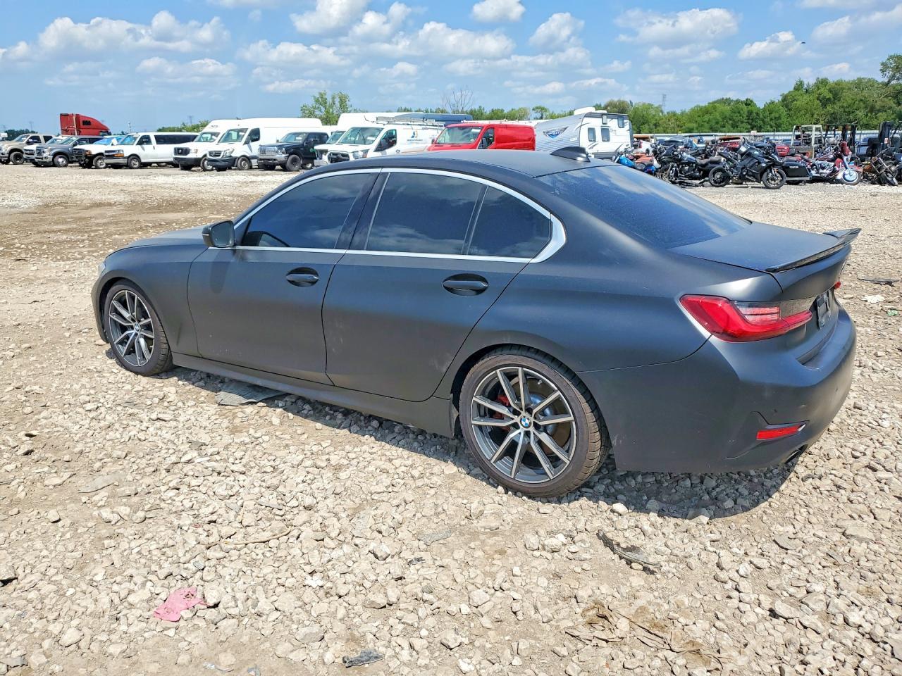 2019 BMW 330Xi - Фото 2