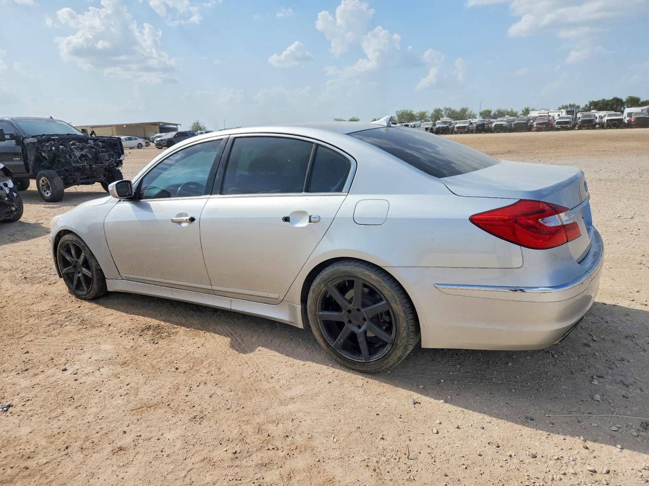 2013 Hyundai Genesis 3.8L - Фото 2