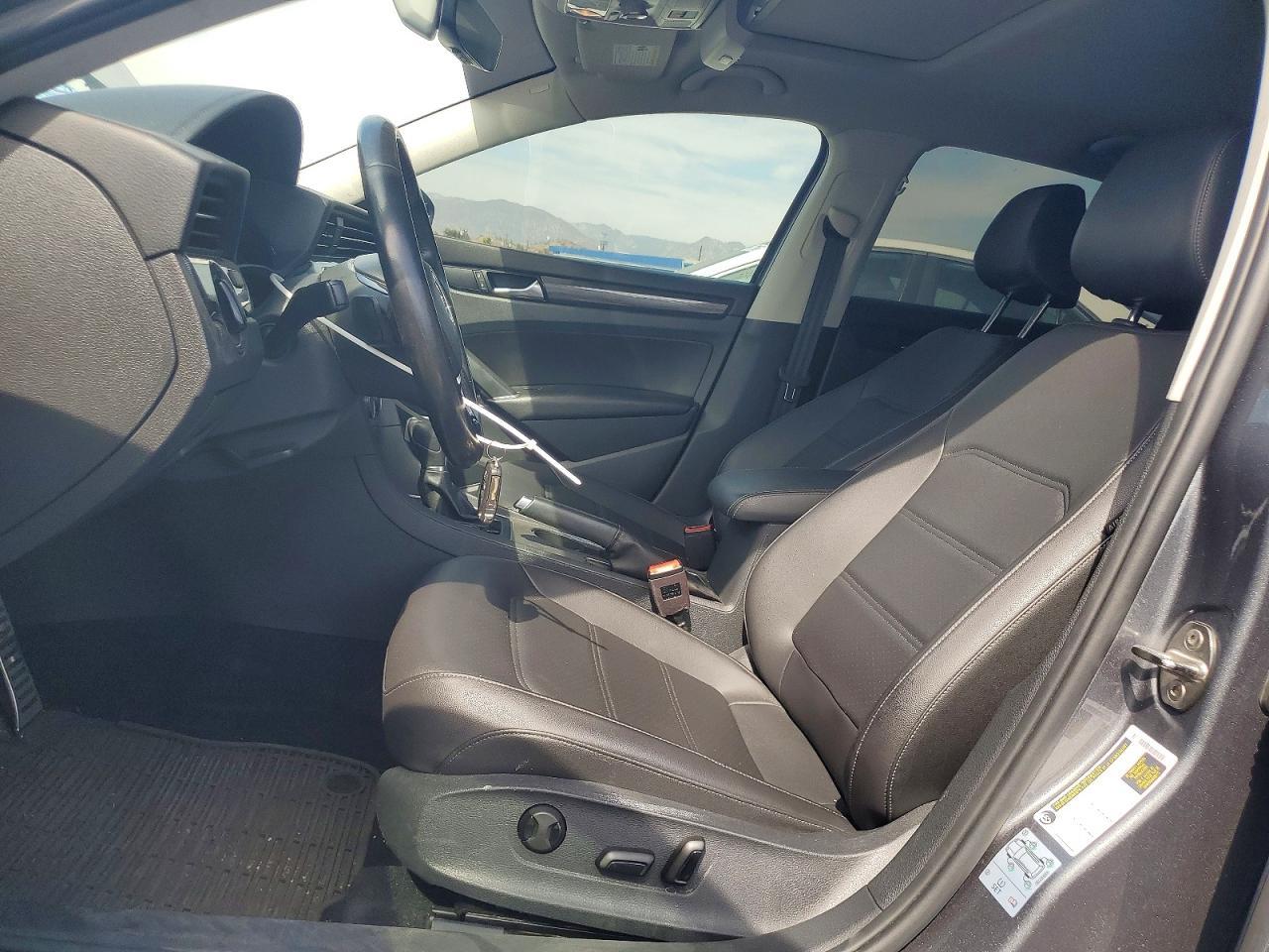 2020 Volkswagen Passat R-Line - Image 7