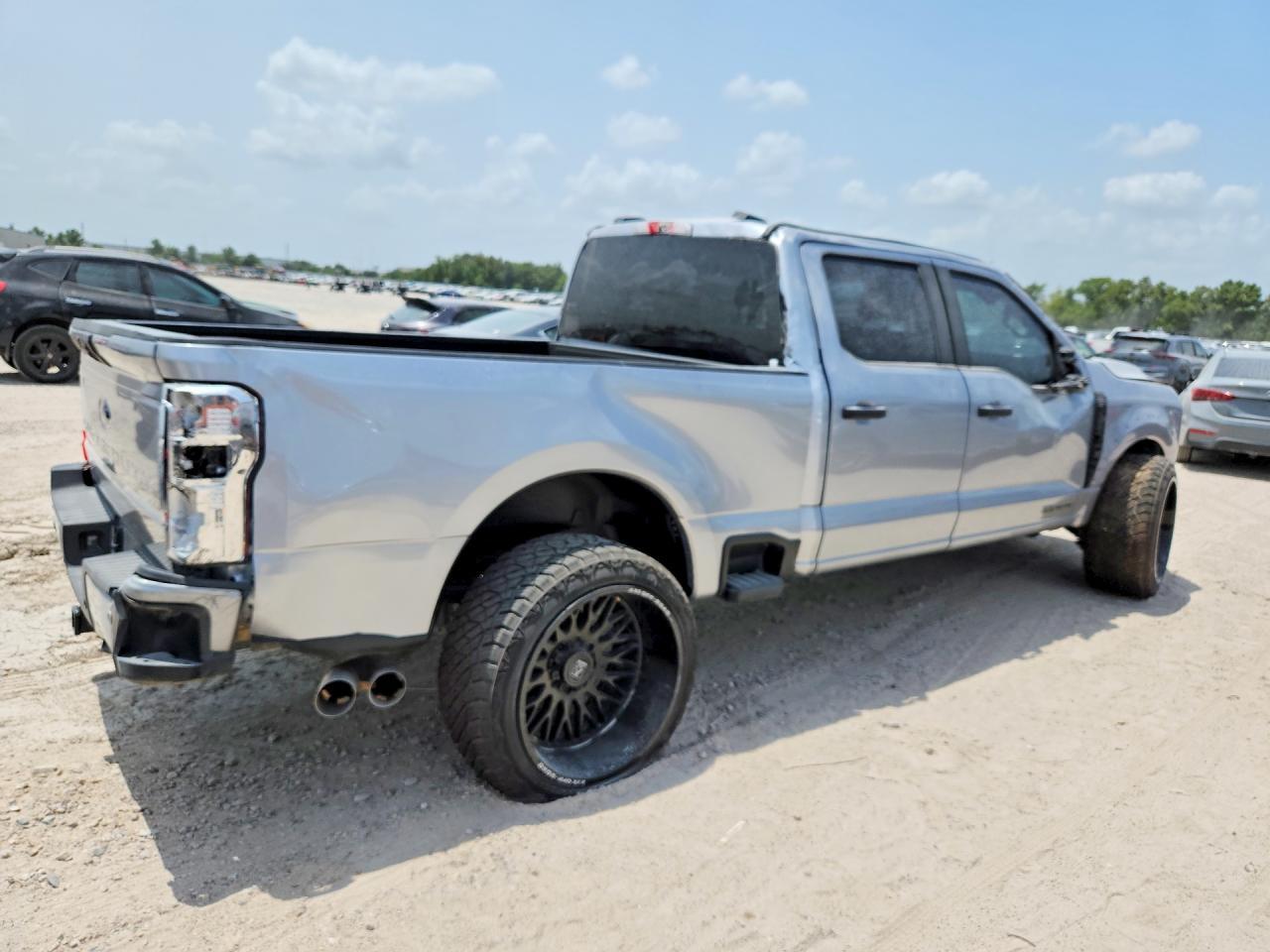 2023 Ford F250 Super Duty - Фото 3