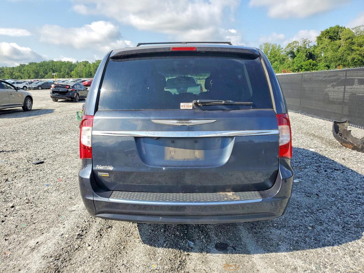 2014 Chrysler Town & Country Touring - Image 6