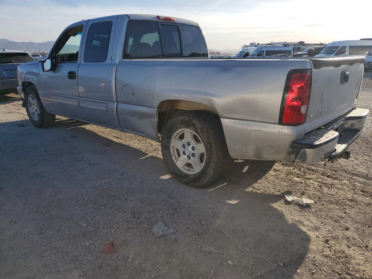 2007 Chevrolet Silverado C1500 Classic - Image 2