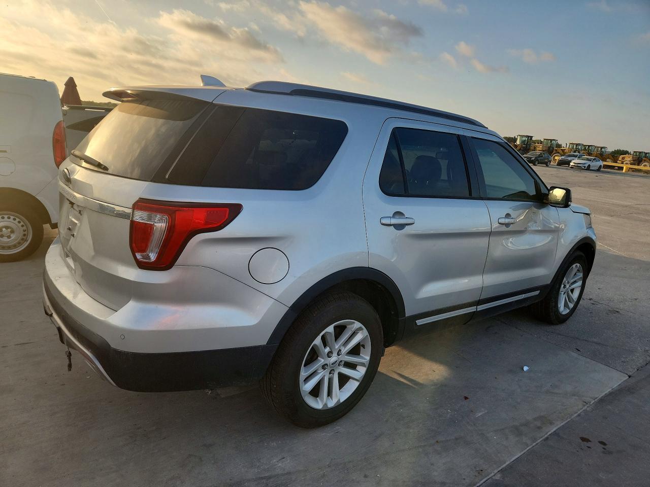 2017 Ford Explorer Xlt - Фото 3