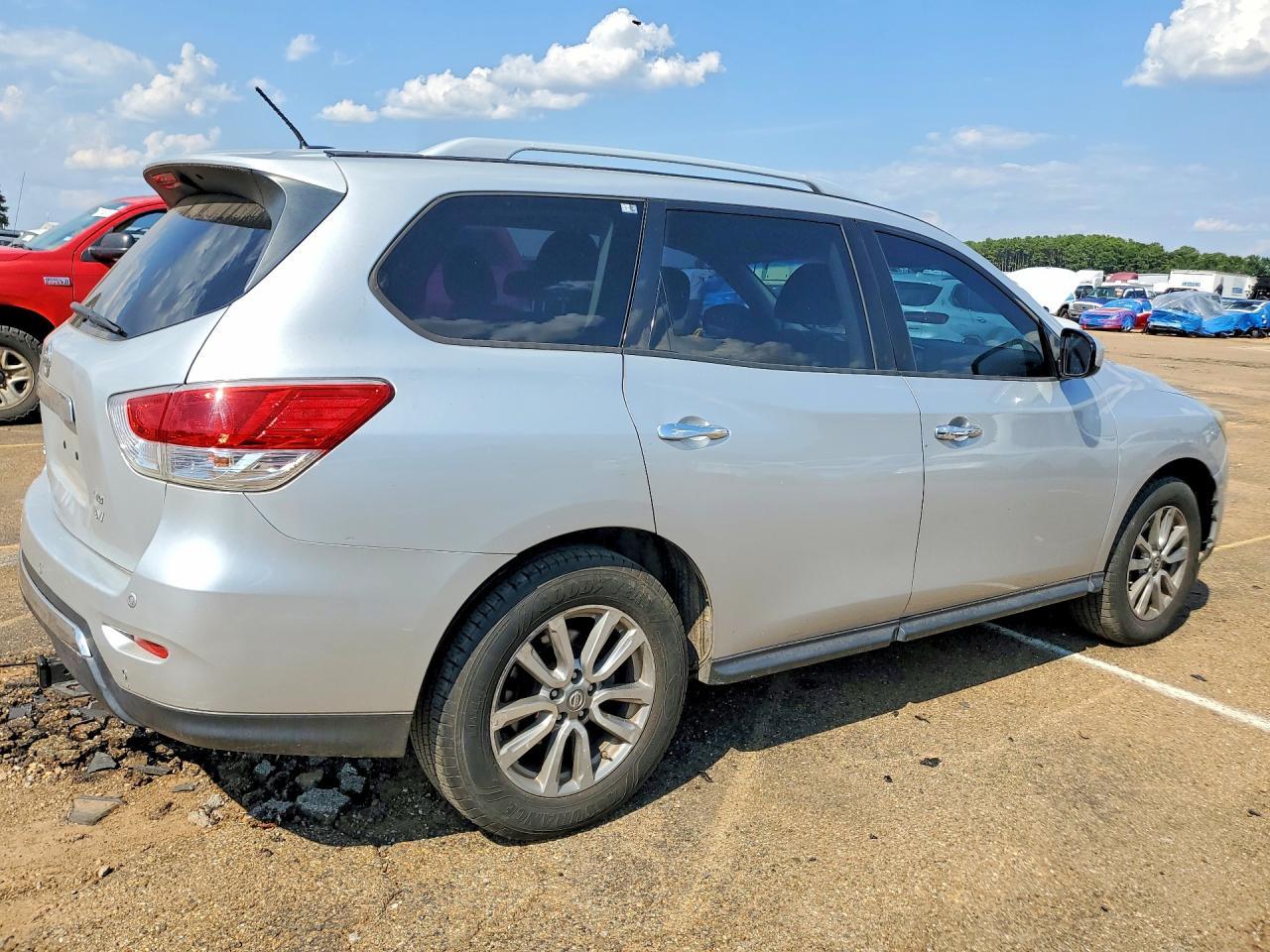 2013 Nissan Pathfinder S - Image 3