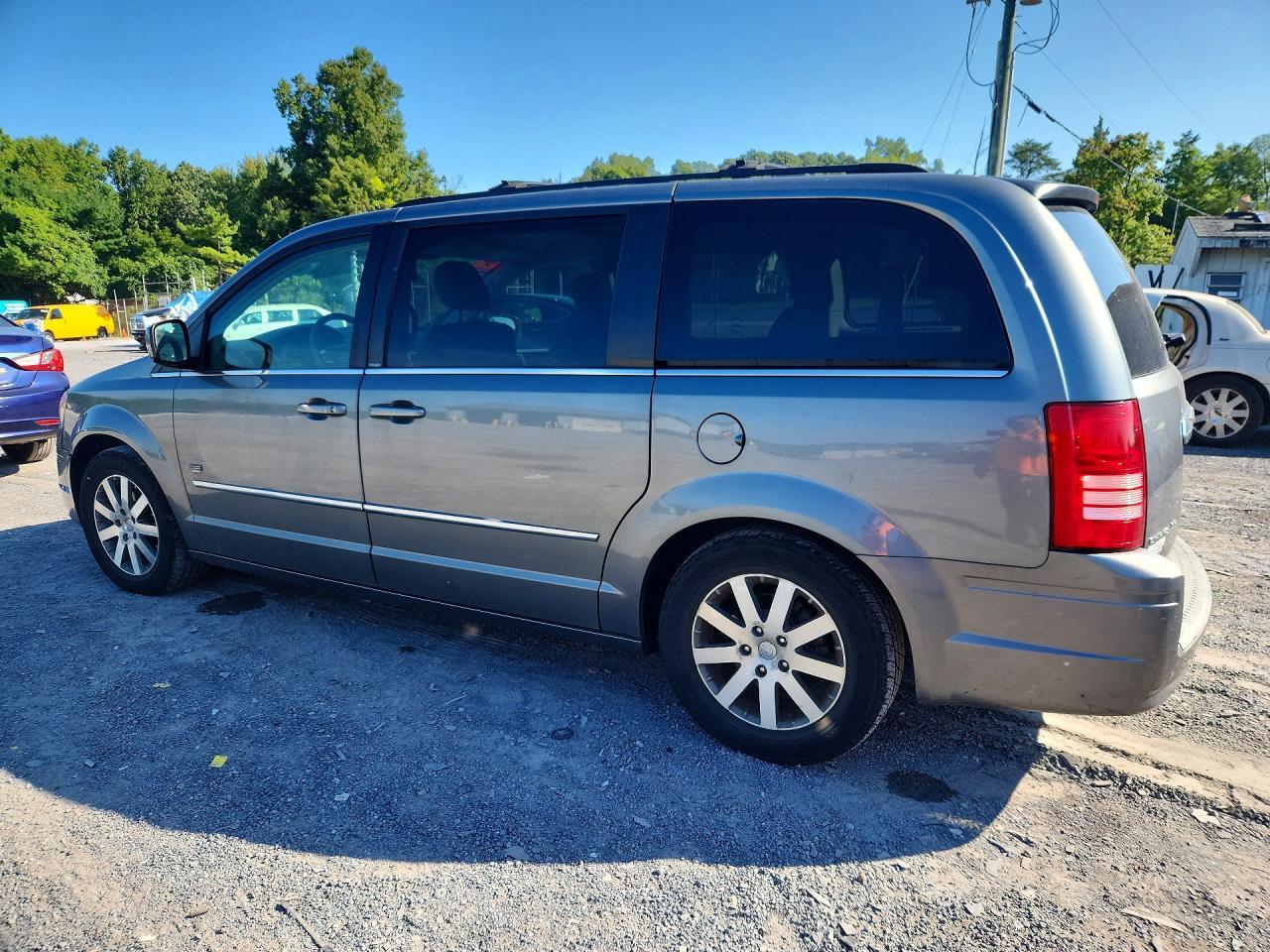 2009 Chrysler Town & Country Touring - Image 2