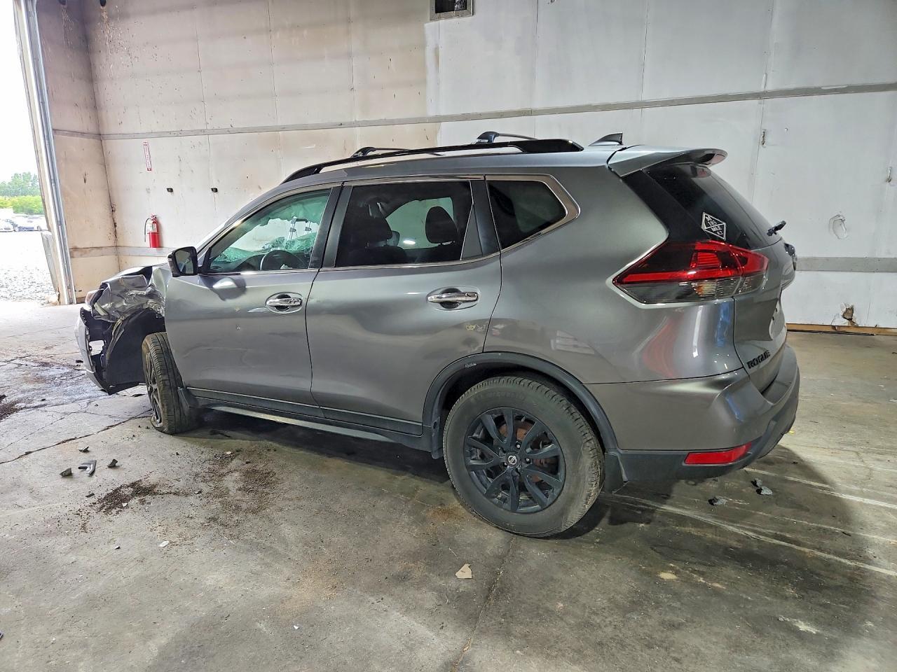 2018 Nissan Rogue Sv - Image 2