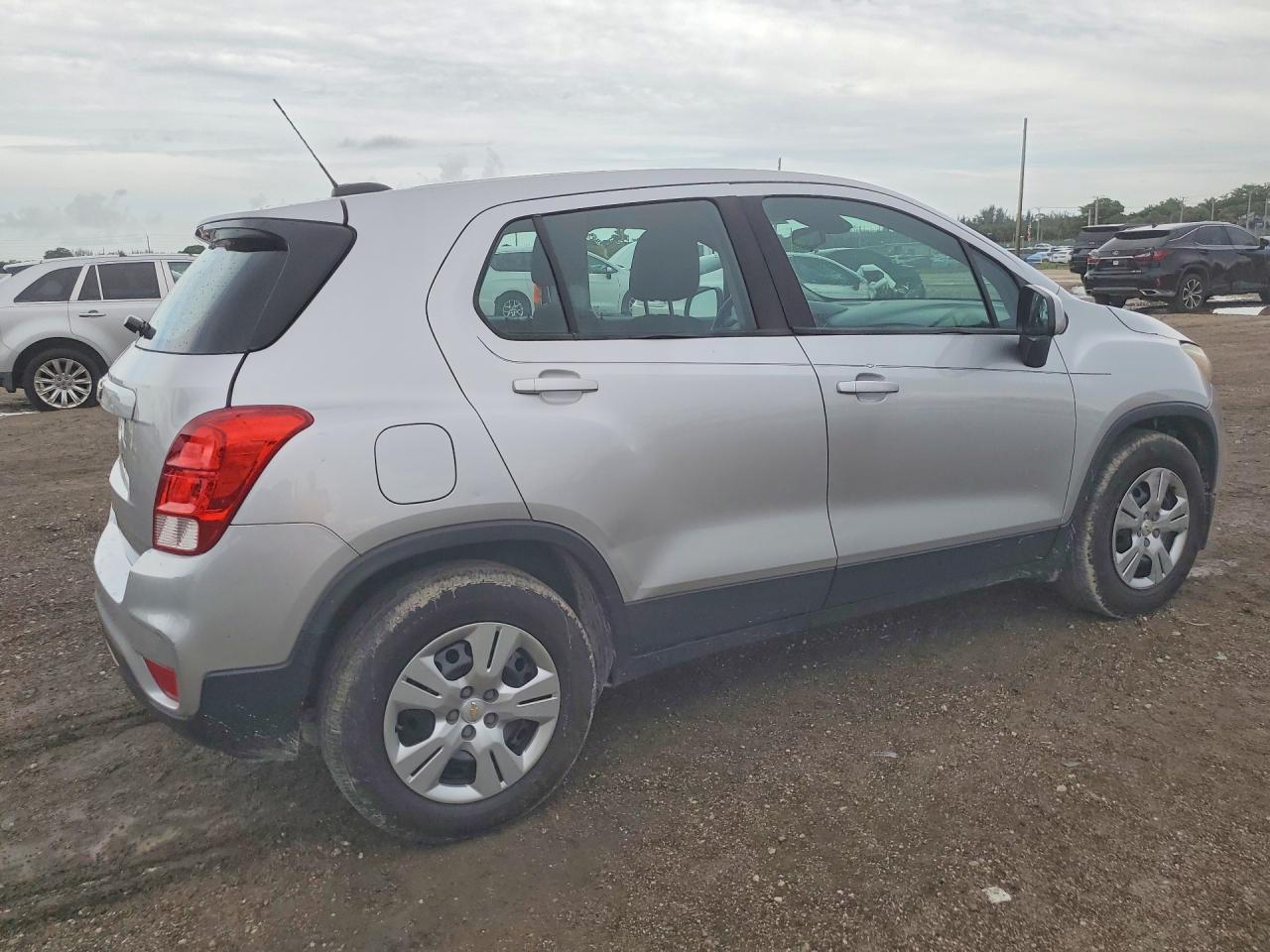 2017 Chevrolet Trax Ls - Image 3