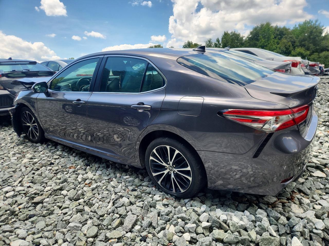 2019 Toyota Camry Se - Фото 2