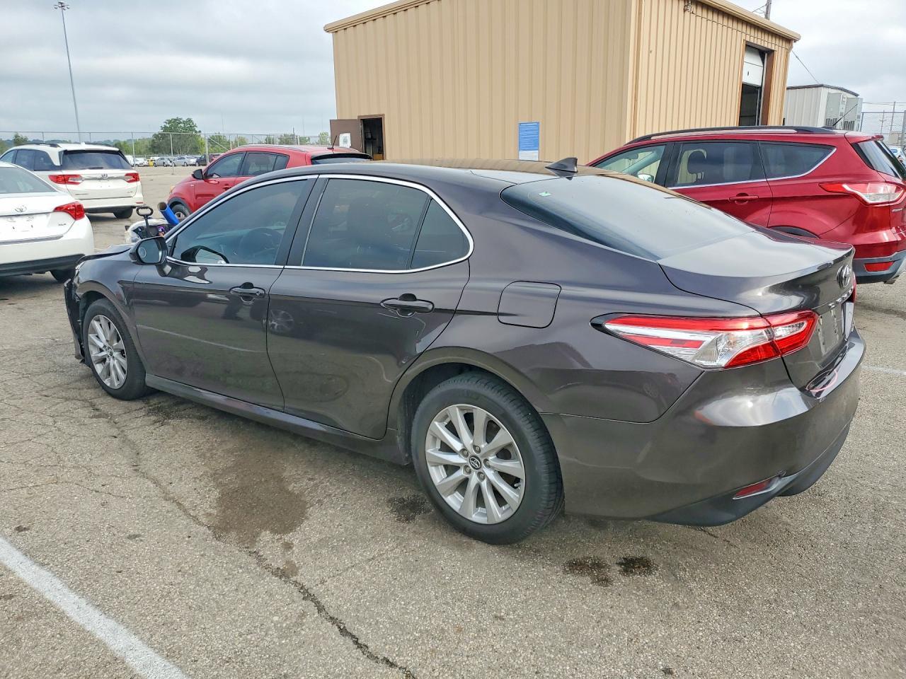 2019 Toyota Camry Le - Фото 2