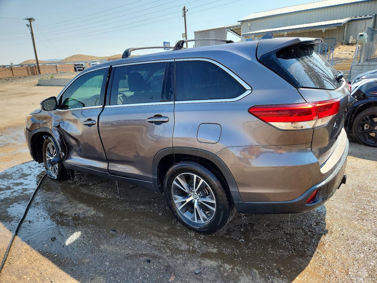 2017 Toyota Highlander Le Plus - Image 2
