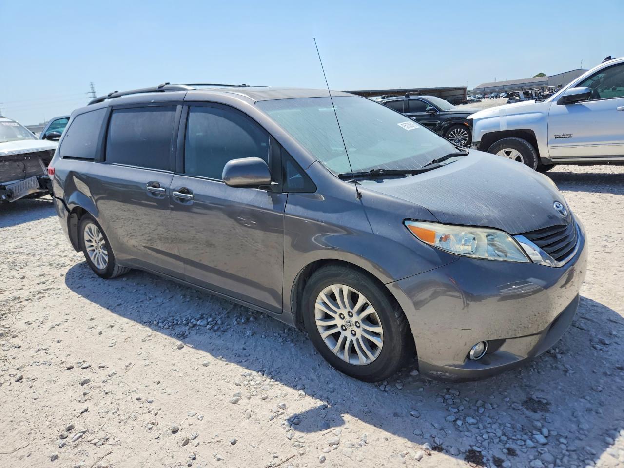 2011 Toyota Sienna Xle 8-Passenger - Фото 4