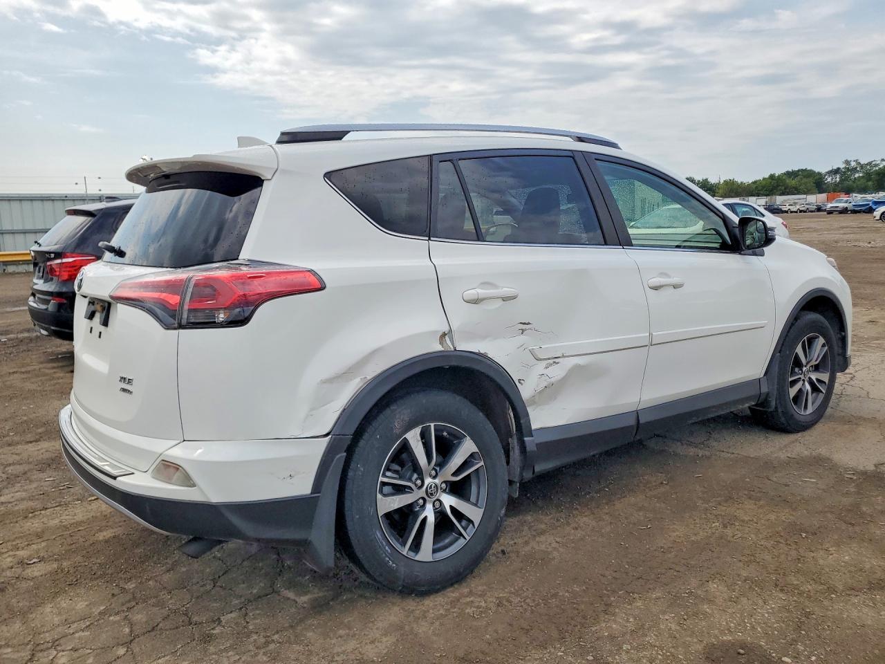 2017 Toyota Rav4 Xle - Image 3