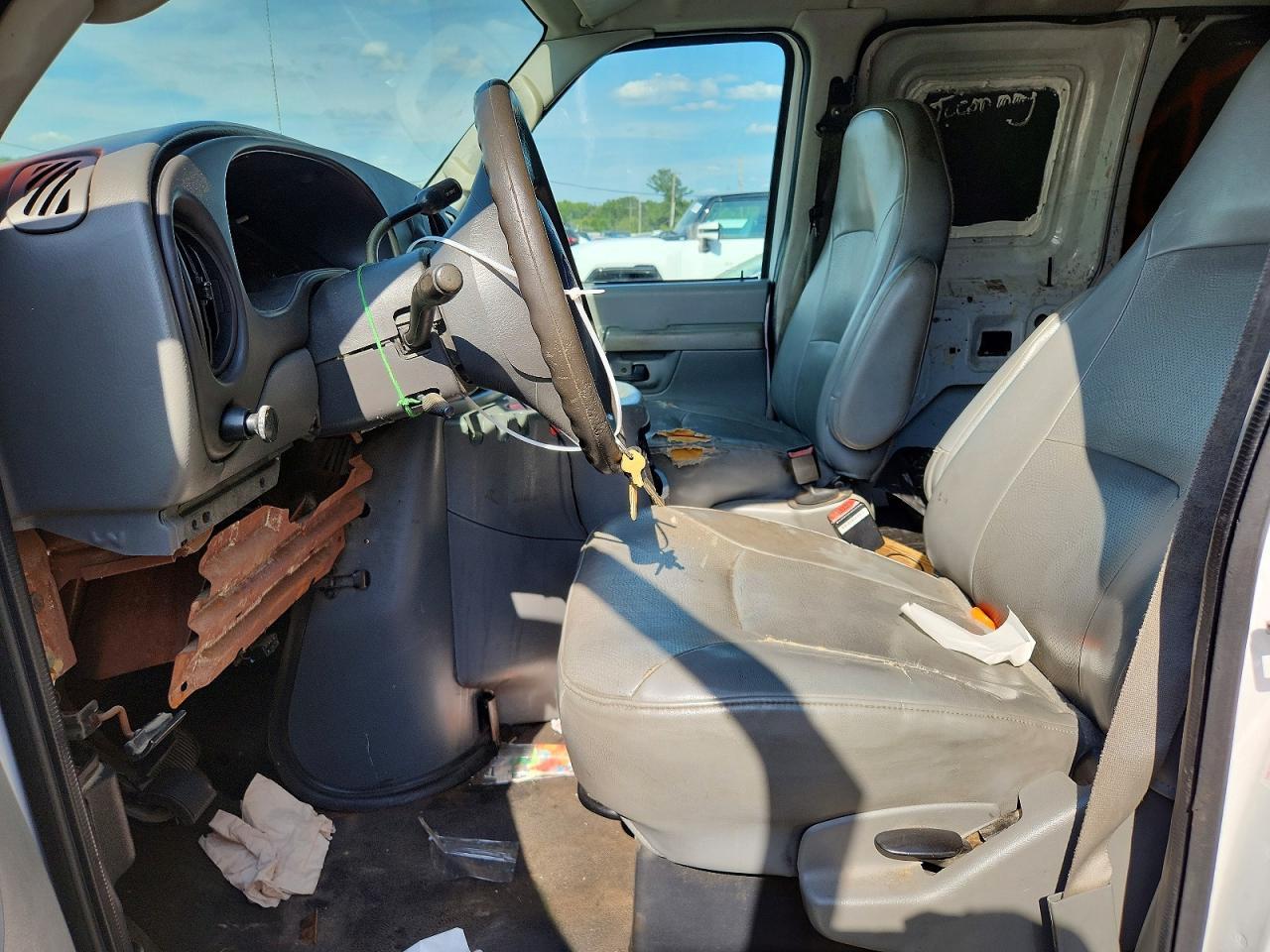 2004 Ford Econoline E150 Van - Фото 7