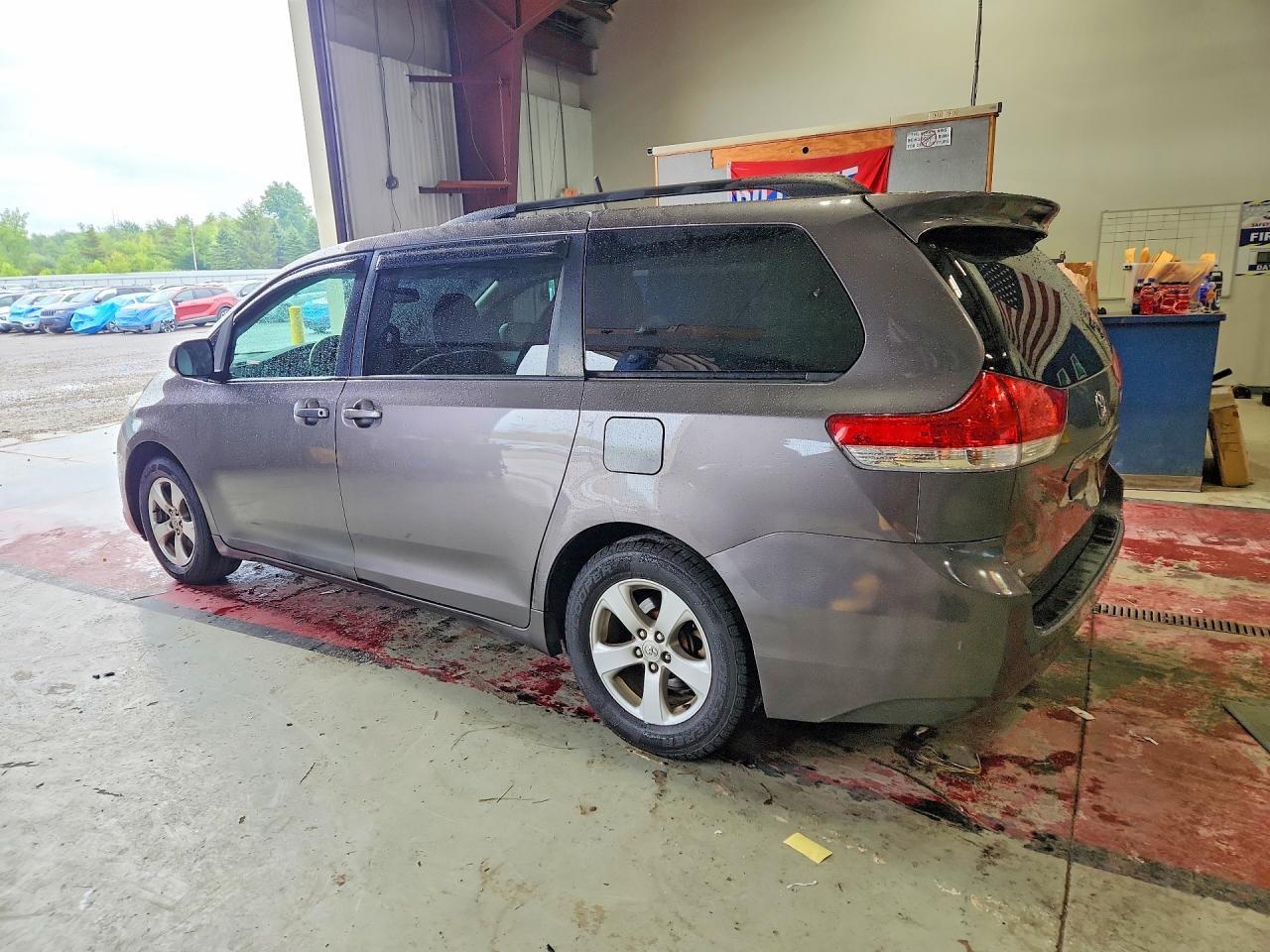 2011 Toyota Sienna Le - Фото 2