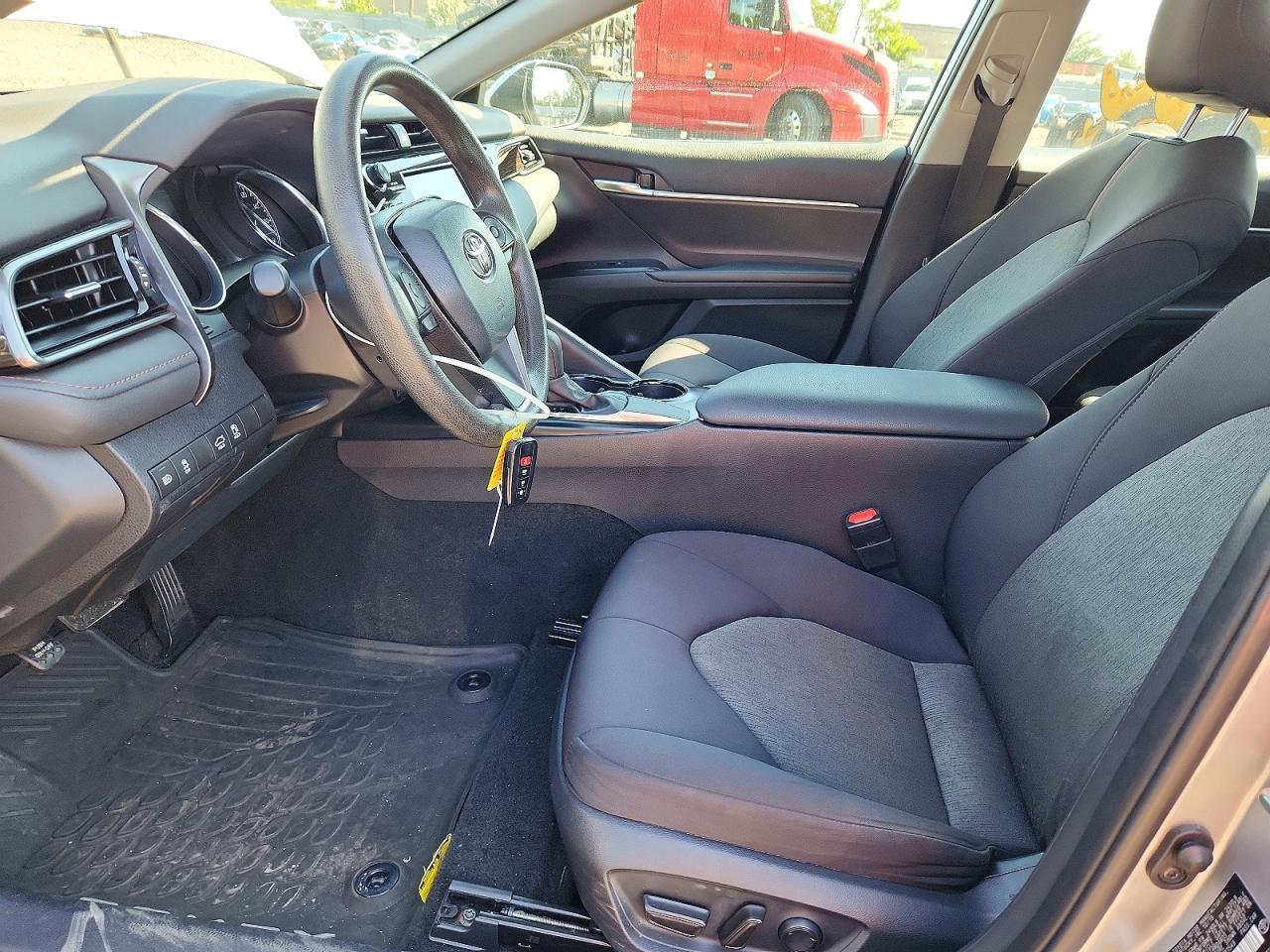 2020 Toyota Camry Le - Фото 7