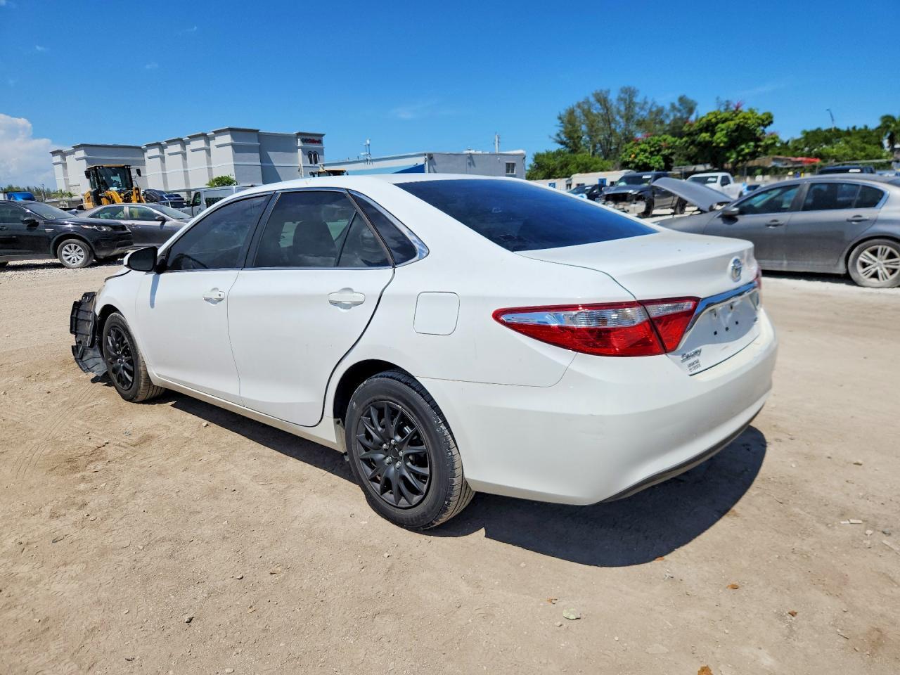 2015 Toyota Camry Le - Фото 2