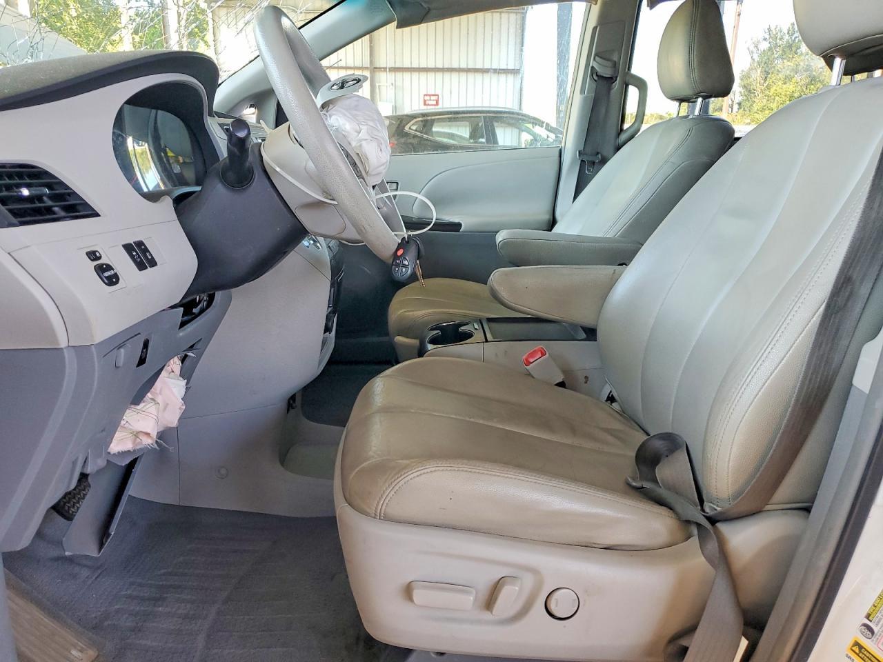 2011 Toyota Sienna Le - Image 7