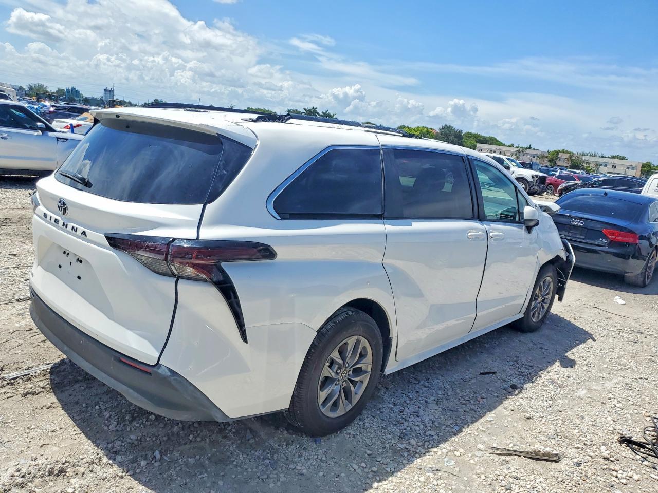 2026 Toyota Sienna Le - Image 3