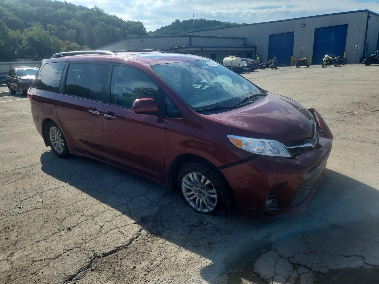 2018 Toyota Sienna Xle 8-Passenger - Image 4