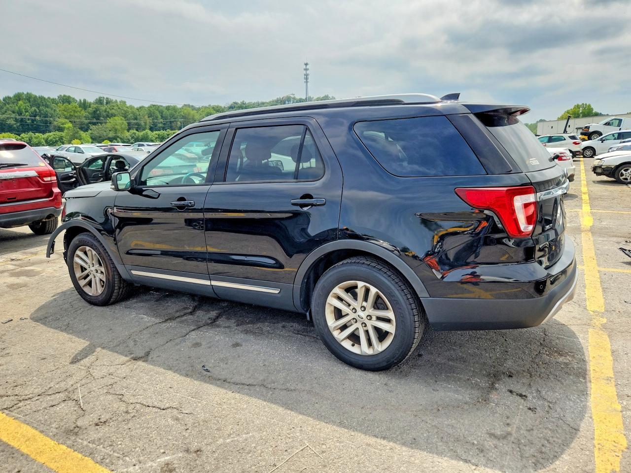 2016 Ford Explorer Xlt - Image 2