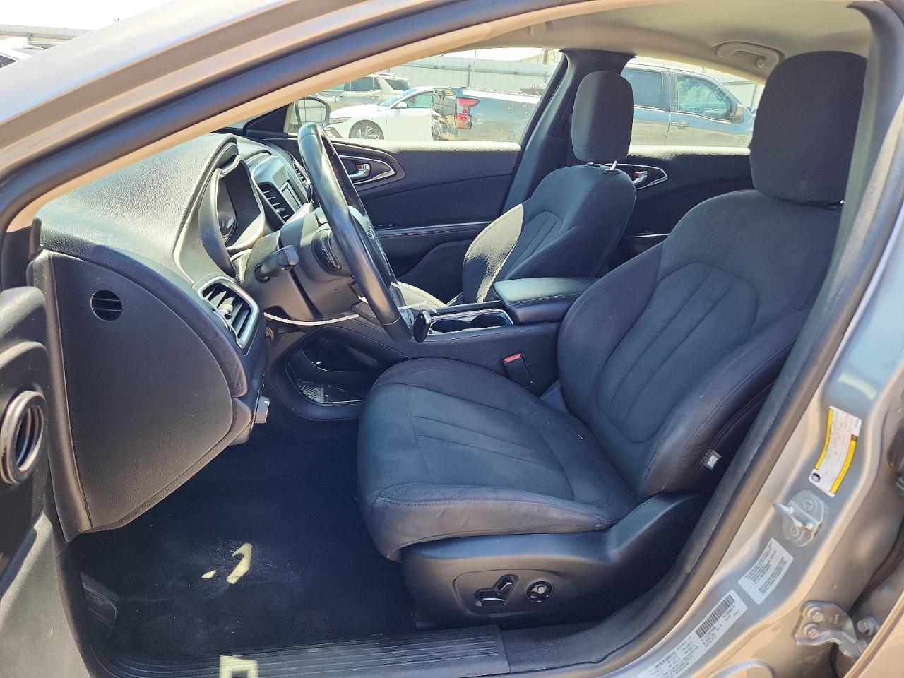 2015 Chrysler 200 Limited - Image 7