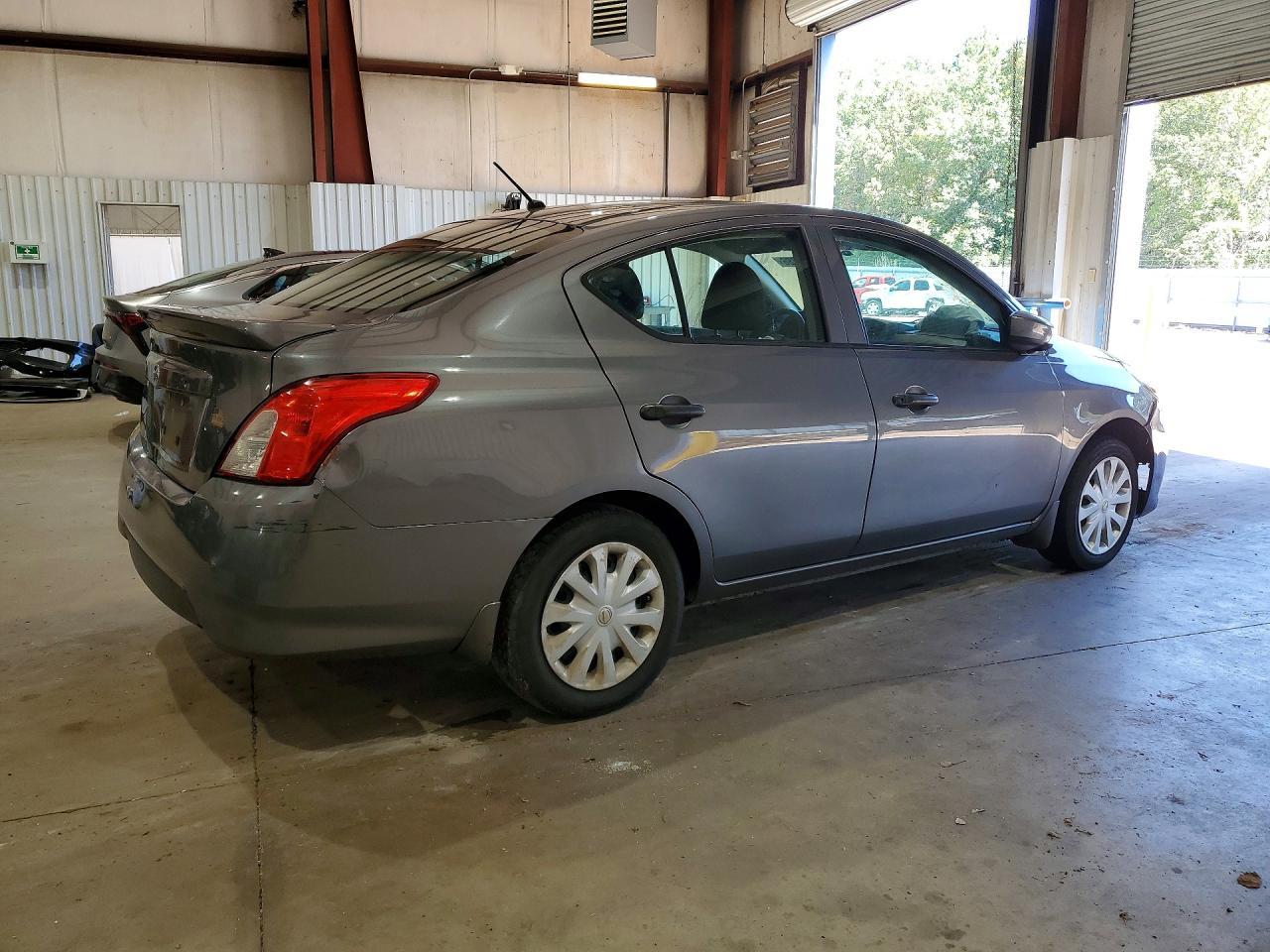 2018 Nissan Versa S - Фото 3