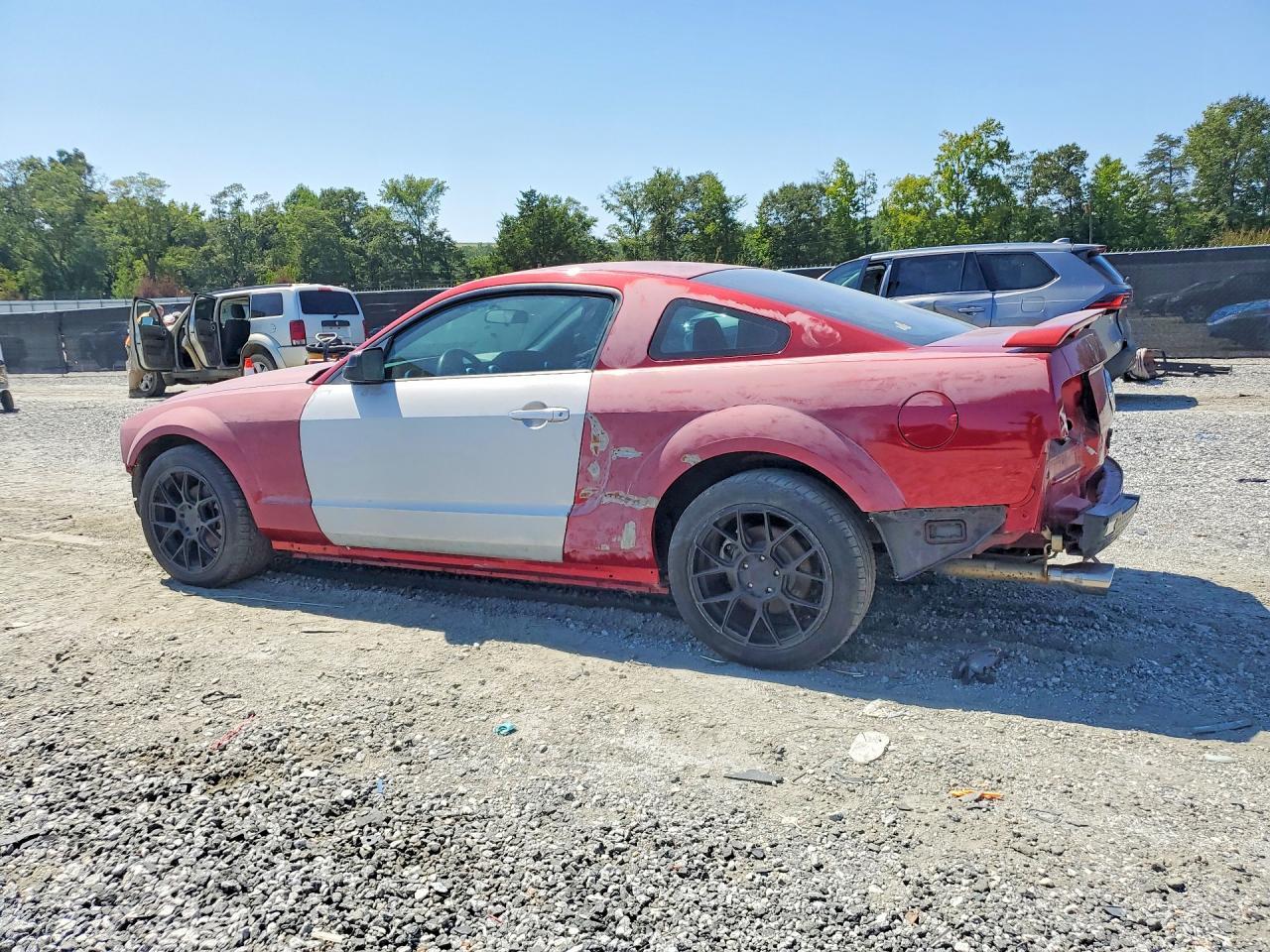 2005 Ford Mustang - Image 2
