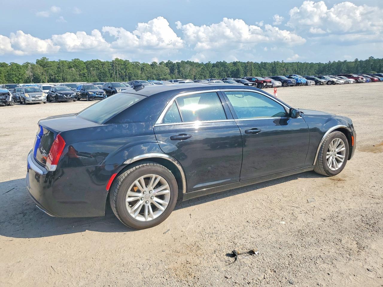 2017 Chrysler 300 Limited - Фото 3