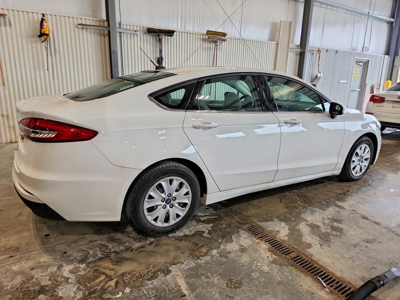 2019 Ford Fusion S - Фото 3
