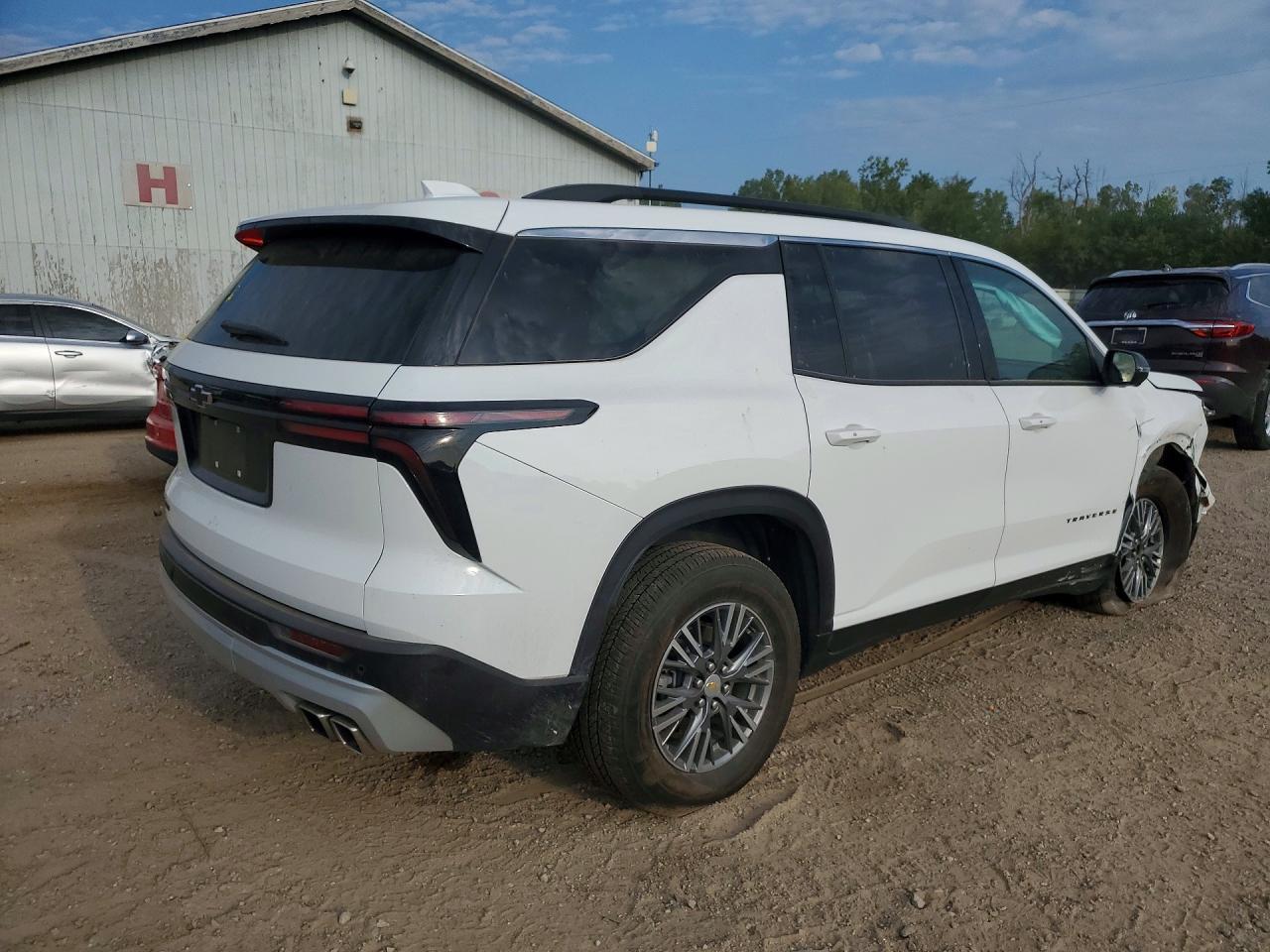 2025 Chevrolet Traverse Lt - Фото 3