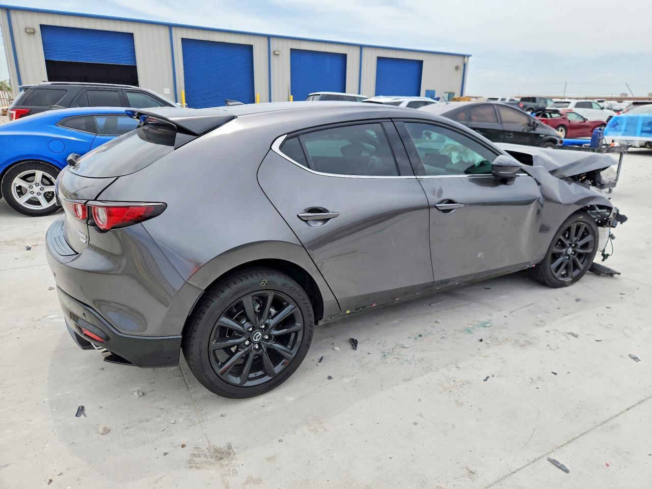 2025 Mazda 3 Premium Plus - Фото 3