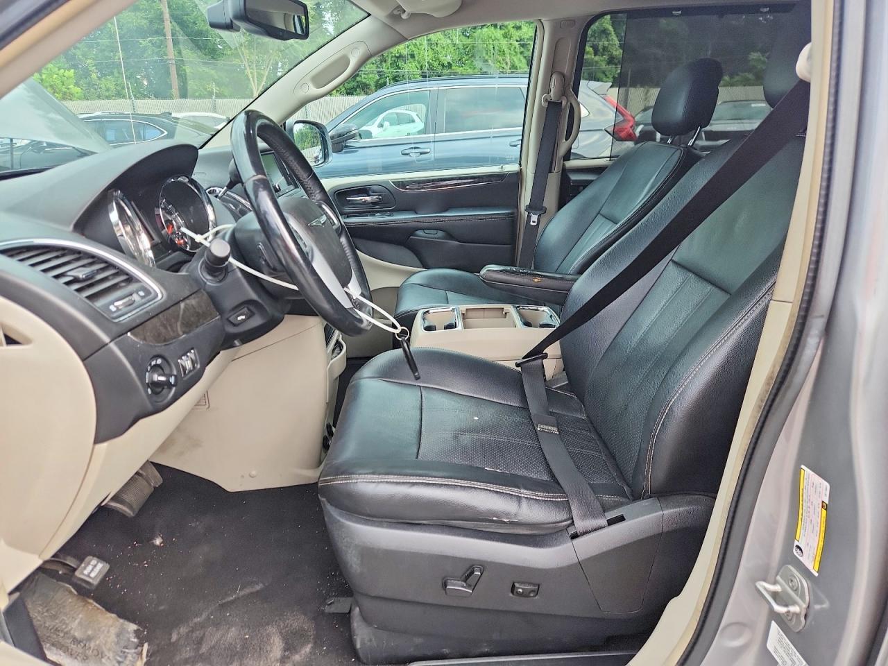 2014 Chrysler Town & Country Touring L - Image 7
